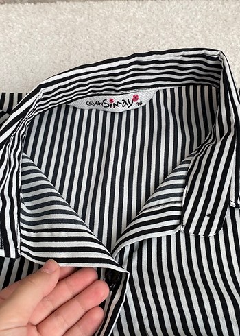 Düğmeli Siyah Beyaz Çizgili Kadın Gömlek - Görsel 2