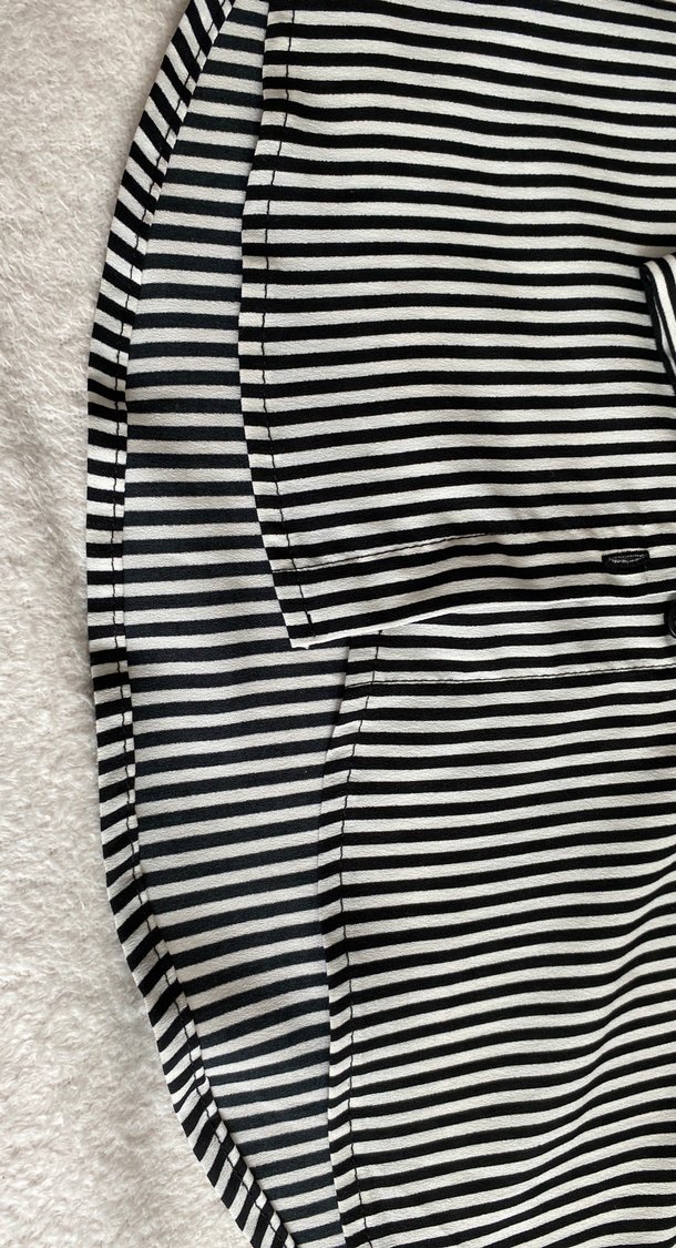 Düğmeli Siyah Beyaz Çizgili Kadın Gömlek - Görsel 3