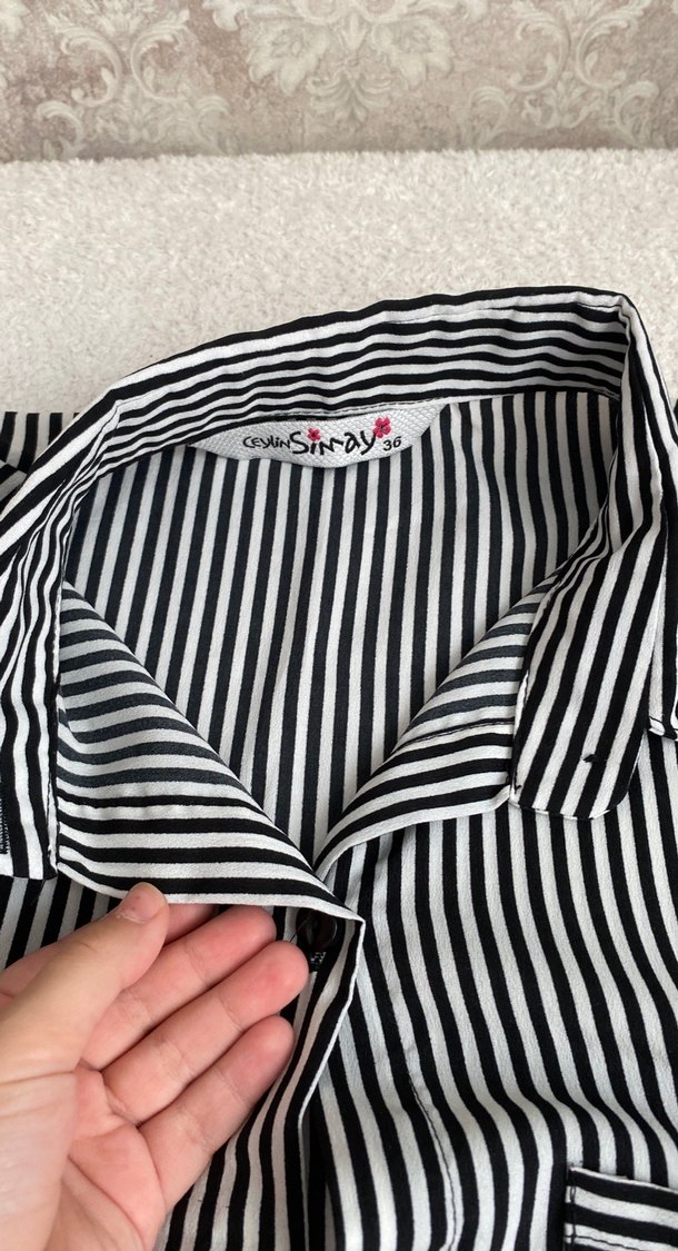 Düğmeli Siyah Beyaz Çizgili Kadın Gömlek - Görsel 2