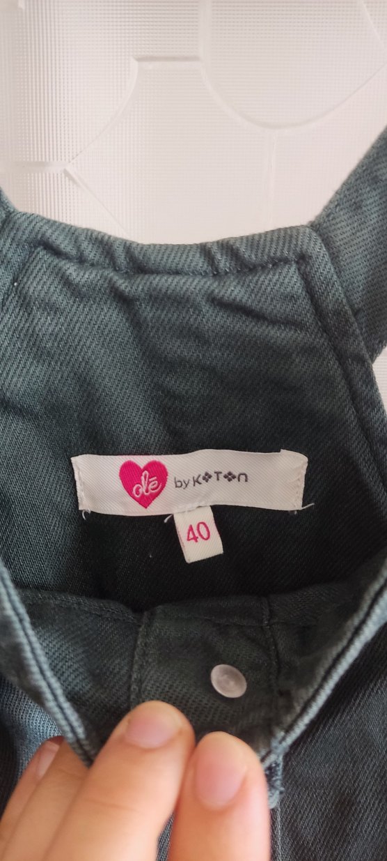 Kızlar için düğmeli, bol kesim kot tulum - Görsel 3