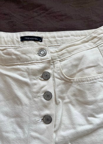 Düğmeli Beyaz Mini Kadın Şort - Görsel 2