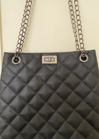 Zincir Detaylı Siyah Deri Çanta - Görsel 2