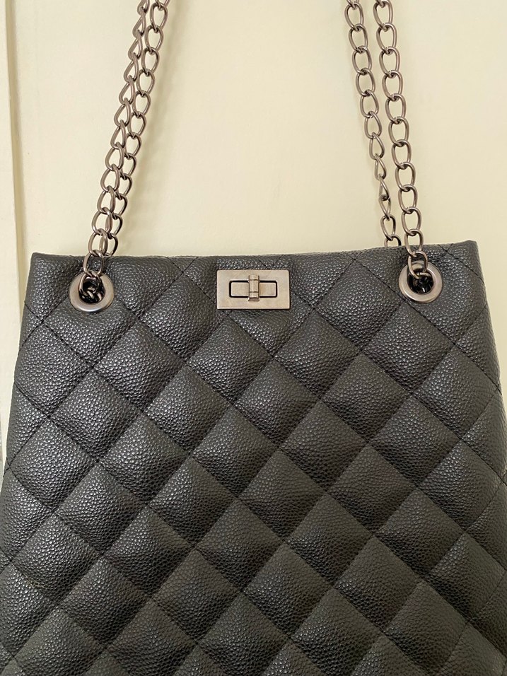 Zincir Detaylı Siyah Deri Çanta - Görsel 2