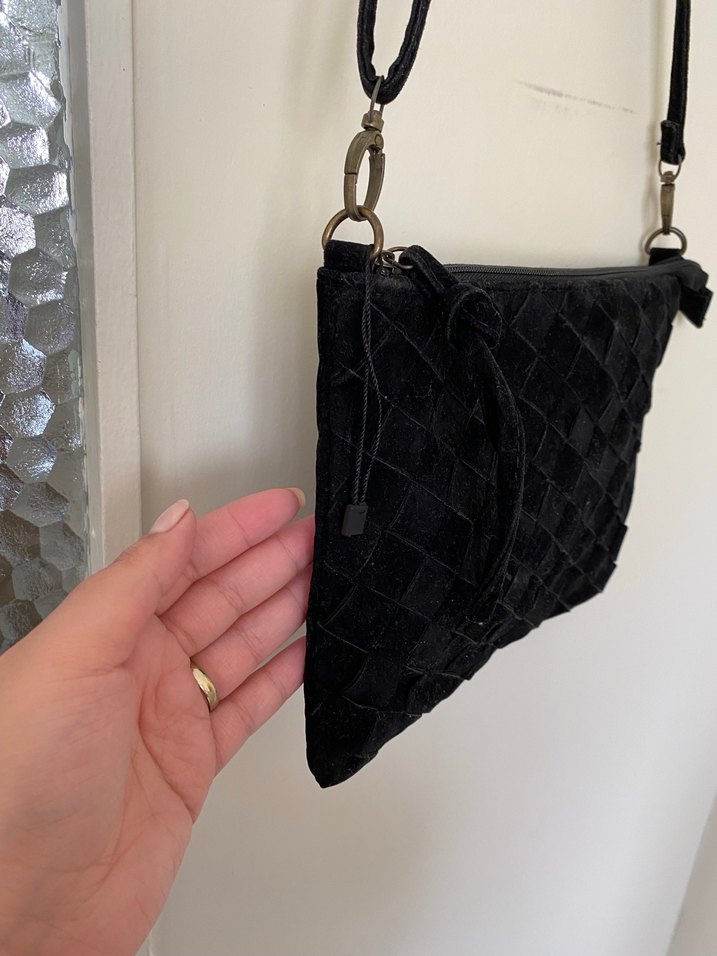 Siyah Süet Nakışlı Ayarlanabilir Askılı Çanta - Görsel 3