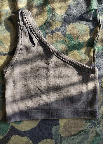 UO lila tek omuz crop