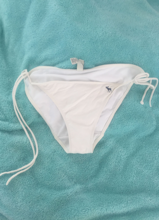 Beyaz bikini altı