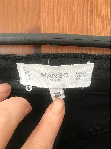 s Beden Deri görünümlü pantolon Mango