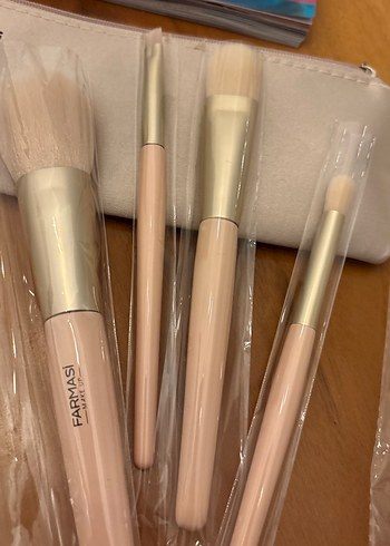 Farmasi 4'lü Pastel Bej Makyaj Fırça Seti - Görsel 2