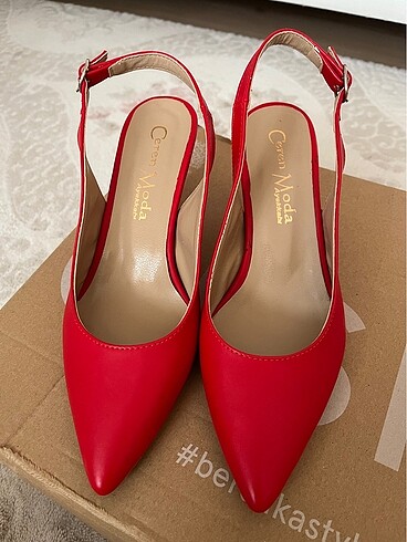 Kırmızı kısa topuklu ayakkabı