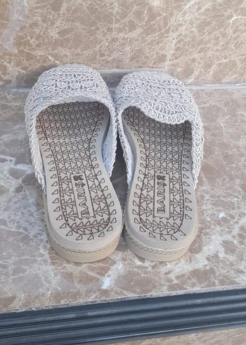 Zara Nakışlı Beyaz Kadın Örgü Terlikler