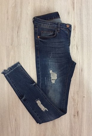 Yırtık yama detaylı kot pantolon