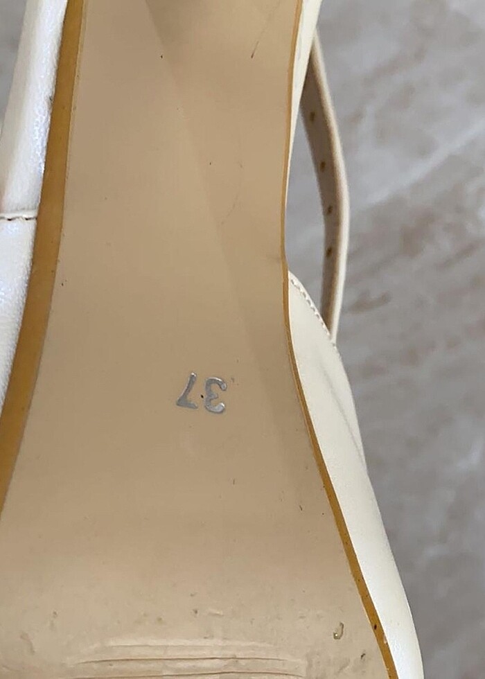 Beyaz topuklu ayakkabı - Görsel 3