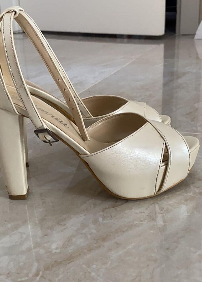 Beyaz topuklu ayakkabı - Görsel 2
