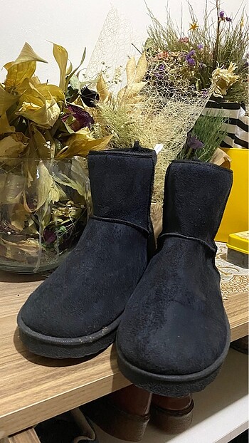 Siyah ugg bot