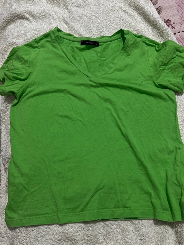 Yeşil V Yaka Kadın Tişört - Görsel 2