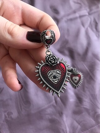 Kalp ve göz detaylı gotik küpe