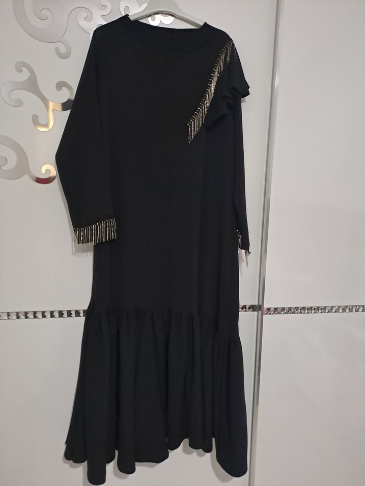 Zincir Detaylı Siyah Uzun Kollu Uzun Elbise - Görsel 3