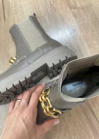 Bej Gri Zincir Detaylı Deri Kadın Bot - Görsel 6