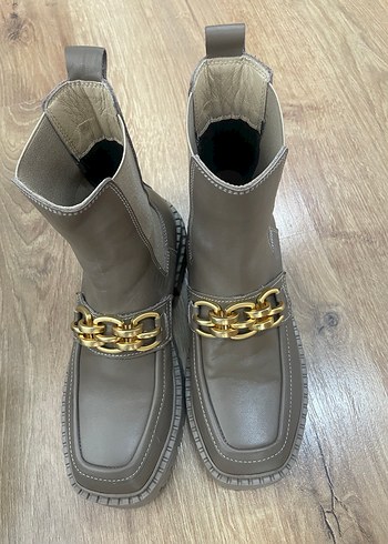 Bej Gri Zincir Detaylı Deri Kadın Bot - Görsel 2