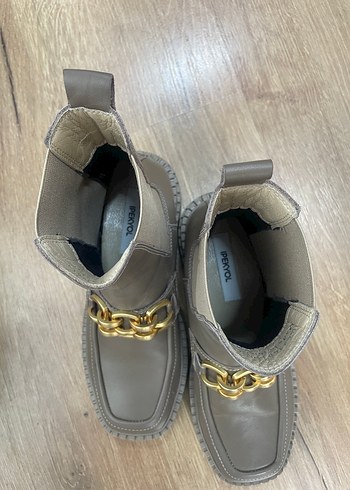 Bej Gri Zincir Detaylı Deri Kadın Bot - Görsel 3