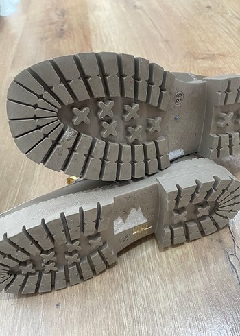 Bej Gri Zincir Detaylı Deri Kadın Bot - Görsel 5