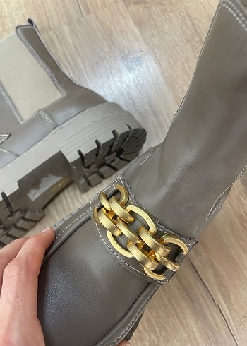 Bej Gri Zincir Detaylı Deri Kadın Bot - Görsel 7