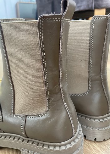 Bej Gri Zincir Detaylı Deri Kadın Bot - Görsel 4