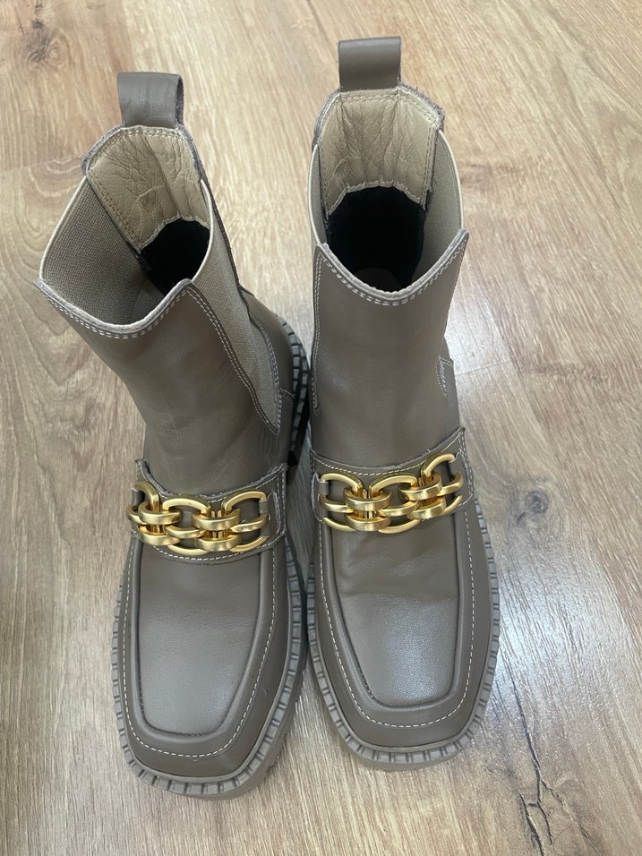 Bej Gri Zincir Detaylı Deri Kadın Bot - Görsel 2