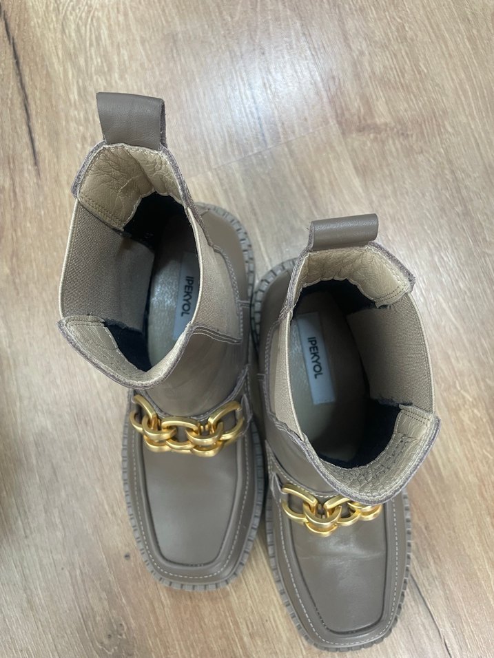 Bej Gri Zincir Detaylı Deri Kadın Bot - Görsel 3