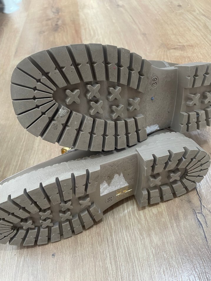 Bej Gri Zincir Detaylı Deri Kadın Bot - Görsel 5