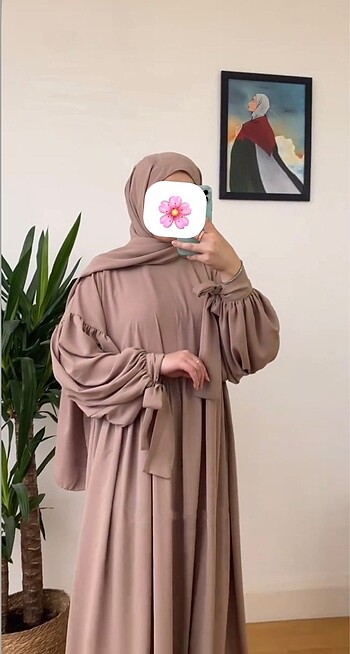 Bej rengi kolları bağcıklı ferace elbise