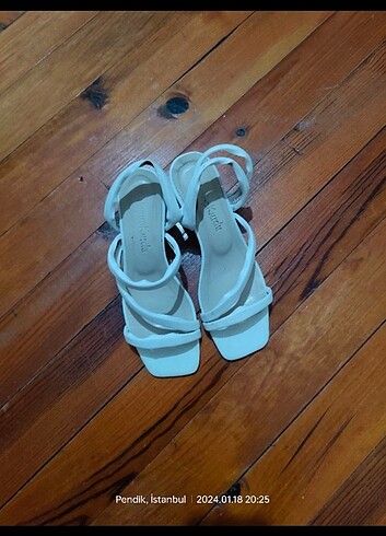 38 Beden beyaz Renk 38 numara hem terlik hem sandalet 