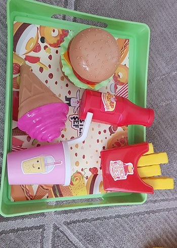 Beden hamburger ,patates kızartması,ketçap dondurma,meyve suyu tepsisi