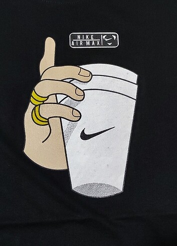 Nike Bardak Tutan El Baskılı Pamuklu T-shirt 