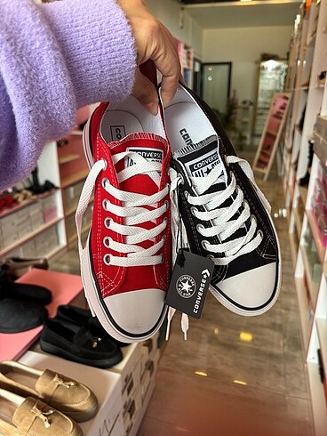 Converse siyah beyaz kırmızı mevcut ilan açtırınız