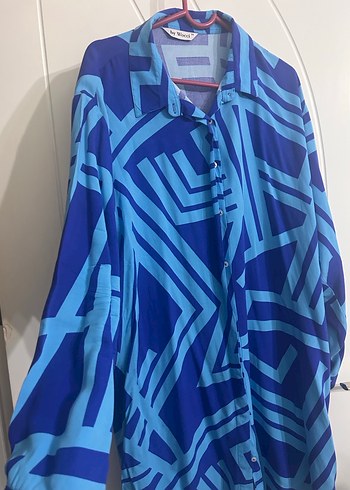 Mavi Geometrik Desenli Uzun Kadın Gömlek - Görsel 2