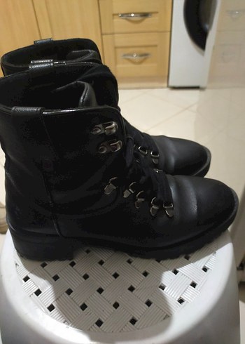 Siyah Deri Tokalı Gotik Kadın Botu - Görsel 2