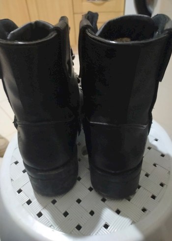 Siyah Deri Tokalı Gotik Kadın Botu - Görsel 3