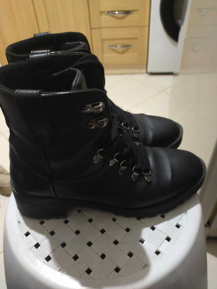 Siyah Deri Tokalı Gotik Kadın Botu - Görsel 2