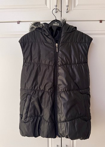 Siyah Kürklü Kapüşonlu Kadın Yelek - Görsel 3