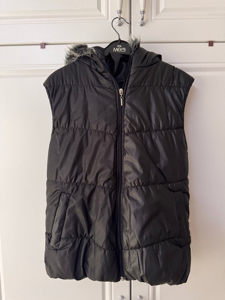 Siyah Kürklü Kapüşonlu Kadın Yelek - Görsel 3