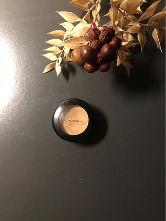 MAC concealer