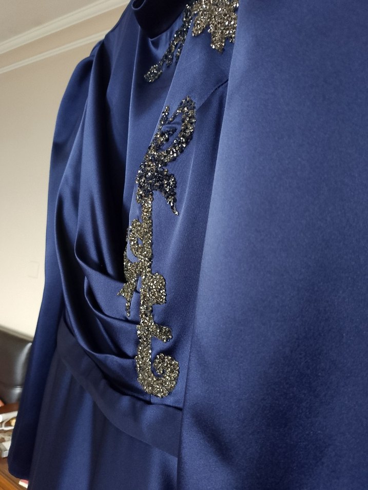 Lacivert Uzun Kollu Nakışlı Uzun Abiye Elbise - Görsel 4