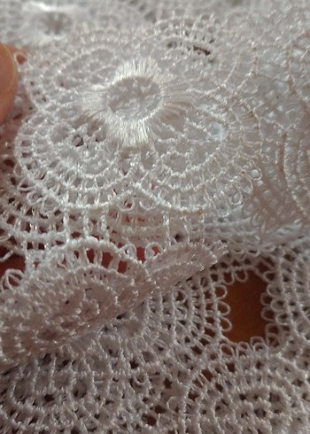 Beyaz El Yapımı Dantel Motifler - Görsel 3