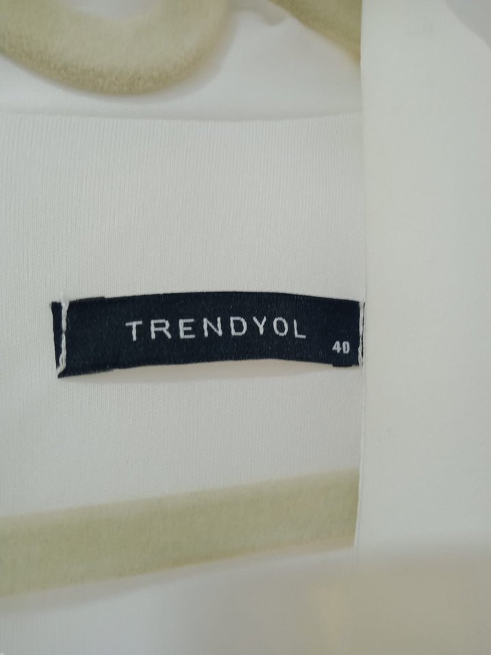 TRENDYOL V Yaka Beyaz Elbise - Görsel 3