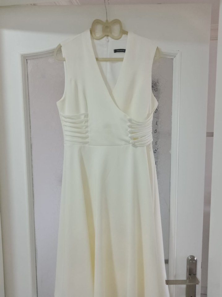 TRENDYOL V Yaka Beyaz Elbise - Görsel 5