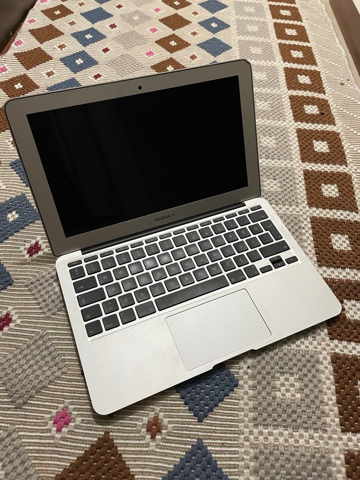 Gri MacBook Air Dizüstü Bilgisayar - Görsel 2