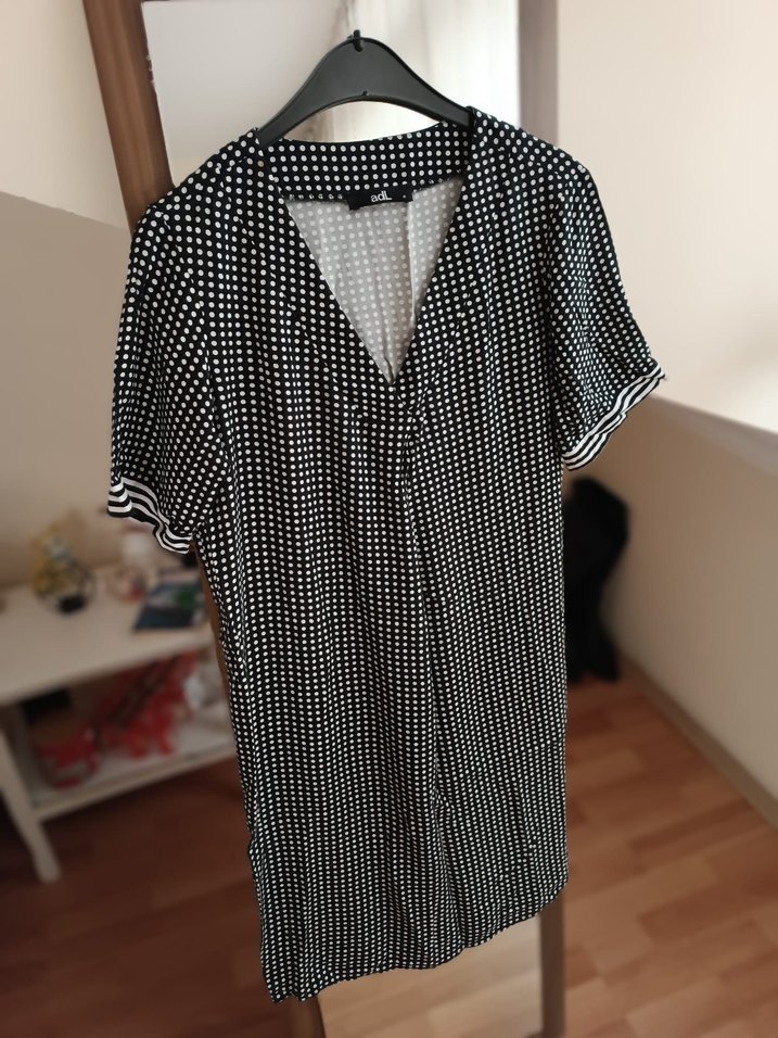 V Yaka Puantiyeli Midi Elbise - Görsel 3