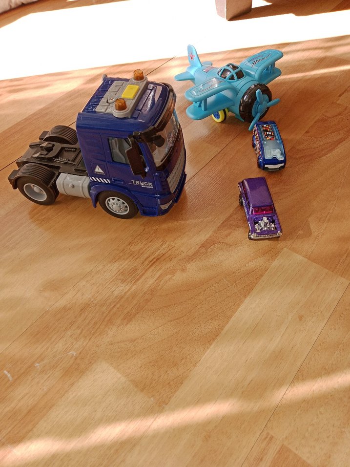 Mavi ve Renkli Oyuncak Arabalar Seti - Görsel 2