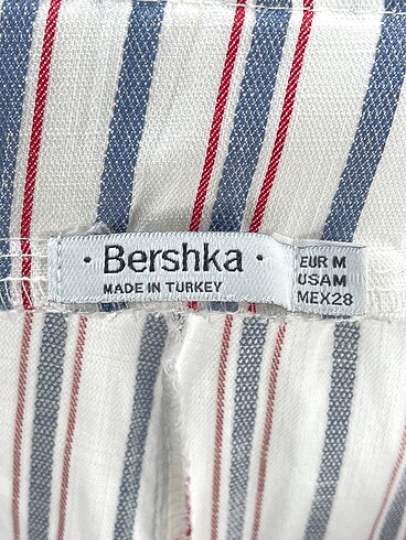 m Beden çeşitli Renk Bershka Mini Şort %70 İndirimli.